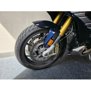 BMW R1250RS Exclusive click to zoom image
