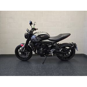 TRIUMPH Trident 660 click to zoom image