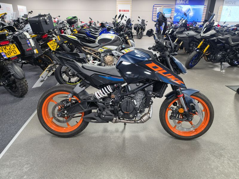 KTM 125 Duke click to zoom image